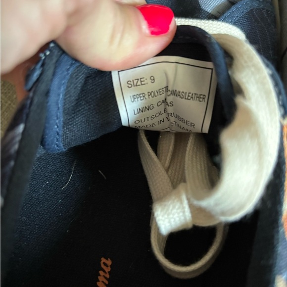 Tommy Bahama Cove Island Blue Navy Floral canvas Sneaker Size 9. Never worn - Picture 6 of 8